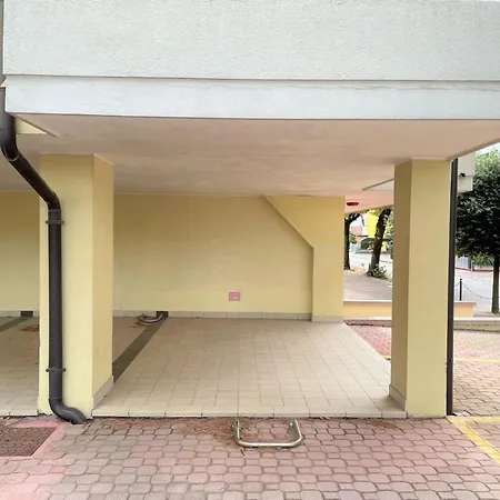 Modern In Location Μπιμπιόνε