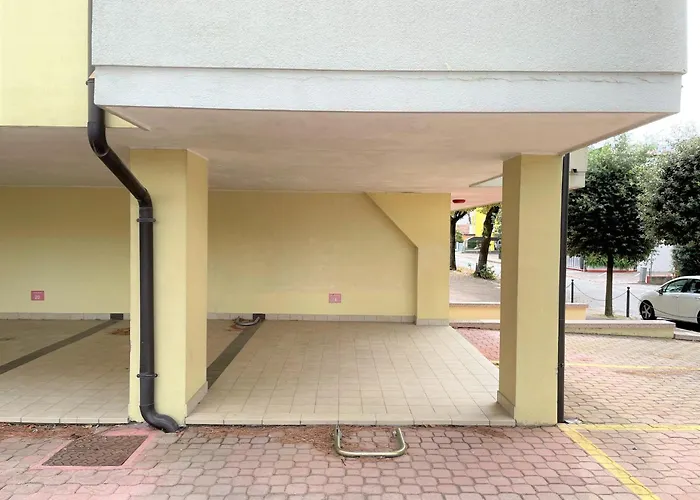 Modern In Location Μπιμπιόνε